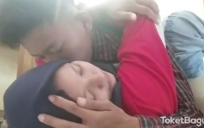 Gái Đeo Khăn Choàng Hồi Giáo Đụ Với Bạn Trai Trong Phòng